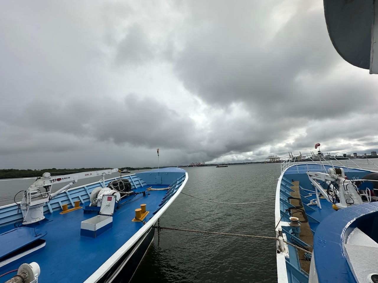 Embarcaciones de apoyo abarloadas en la bahía