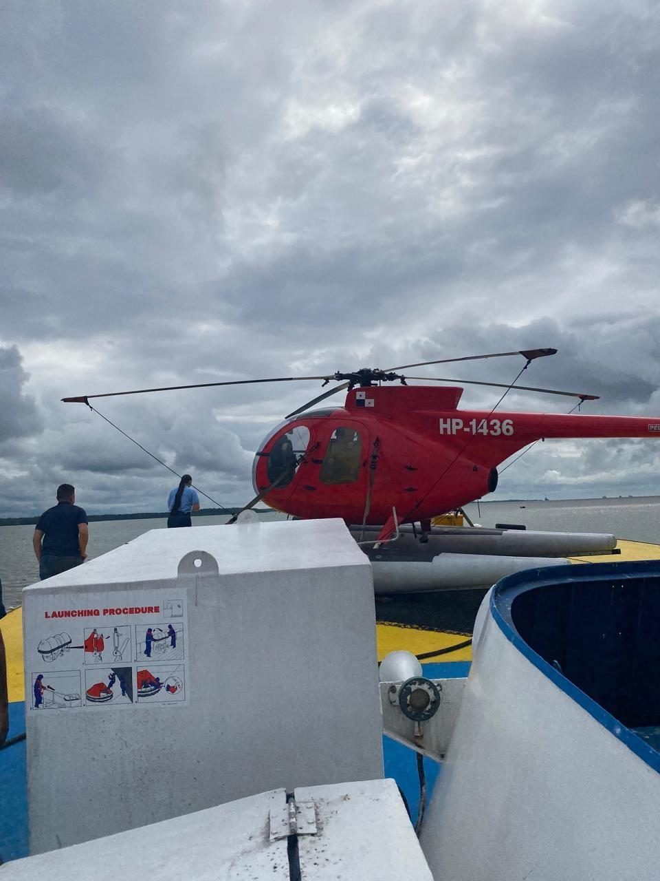 Helicóptero embarcado en cubierta de motonave pesquera