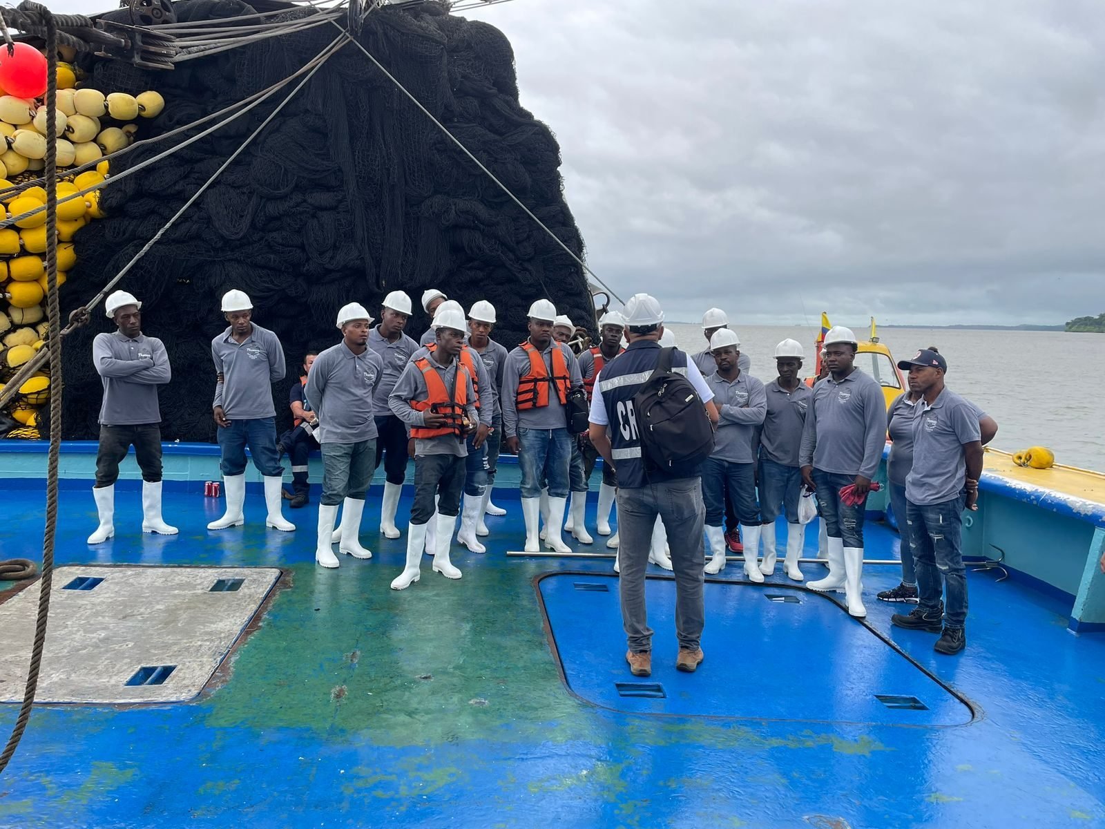 Inducción de seguridad a tripulación durante operación de Cielo Mares