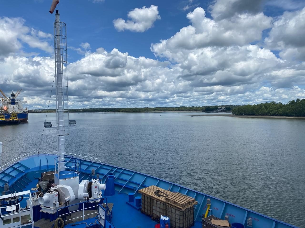 Vista desde proa hacia la bahía de Buenaventura