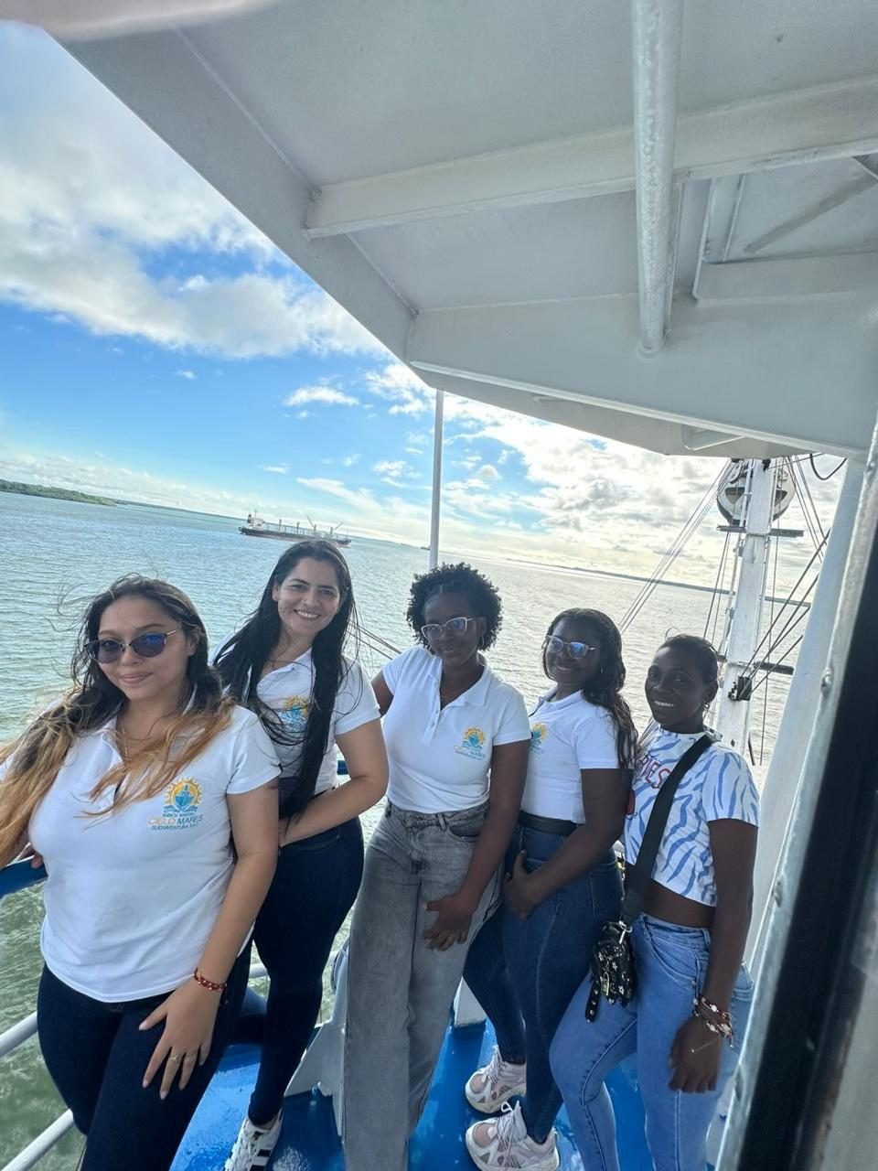 Equipo de Cielo Mares a bordo de una motonave en Buenaventura