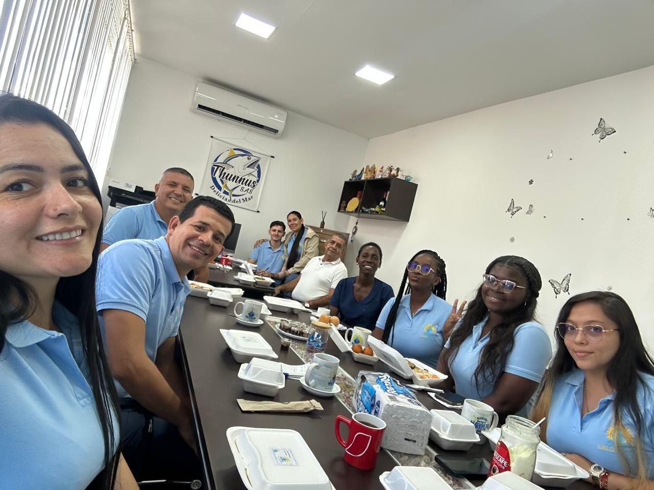 Equipo de Cielo Mares en reunión de trabajo en oficina