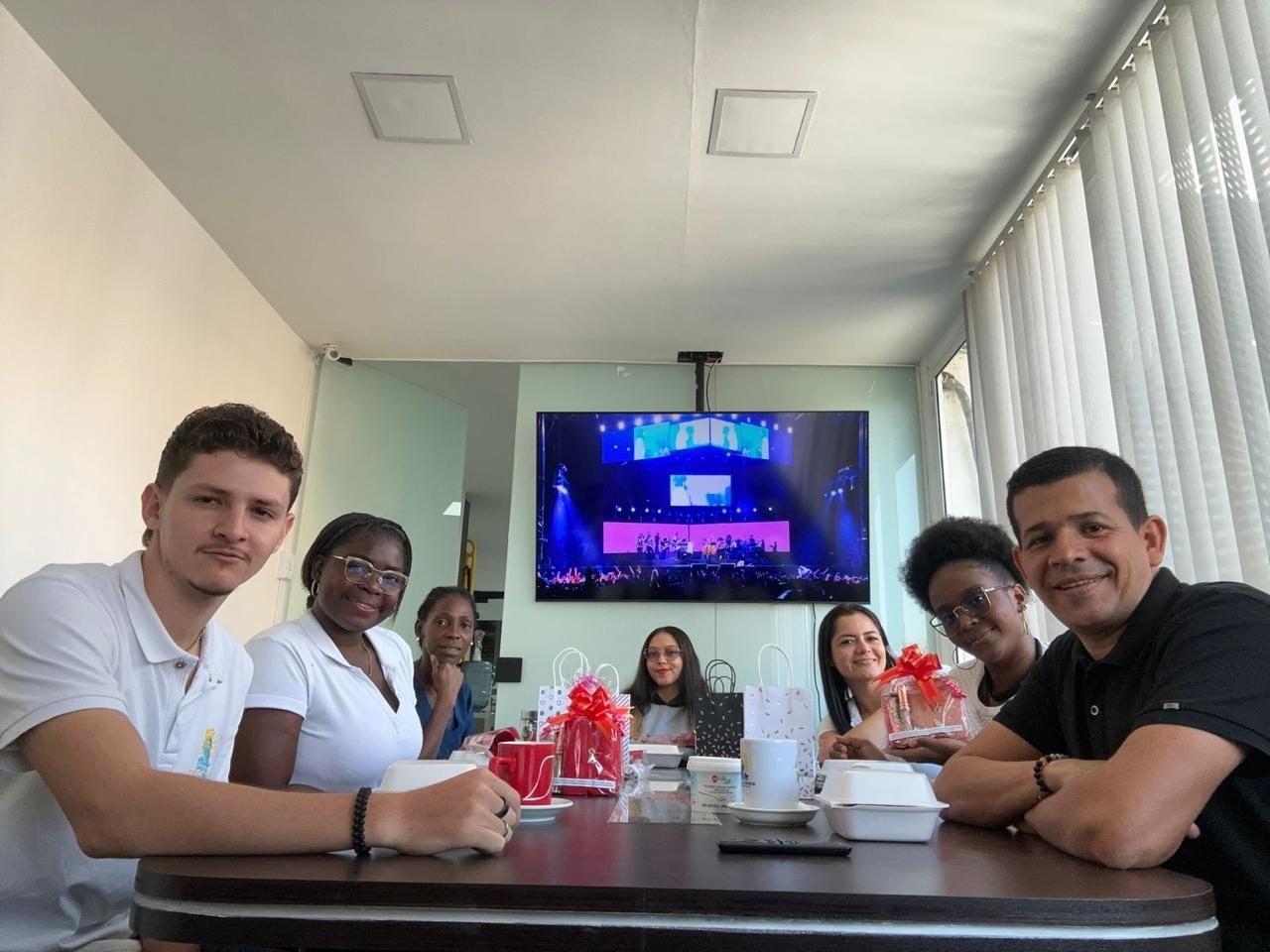 Celebración del equipo de Cielo Mares en la oficina